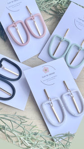 Modern arch dangles with bar detail
