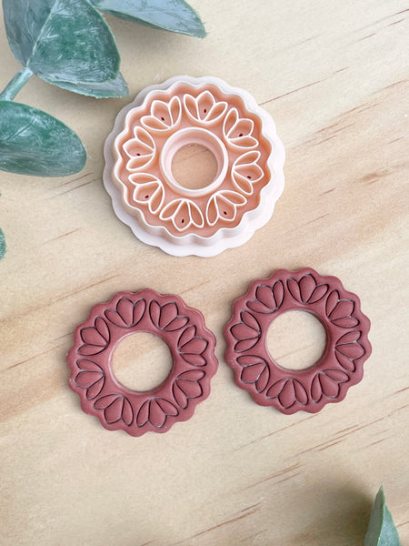 Tulip scallop hoop cutter
