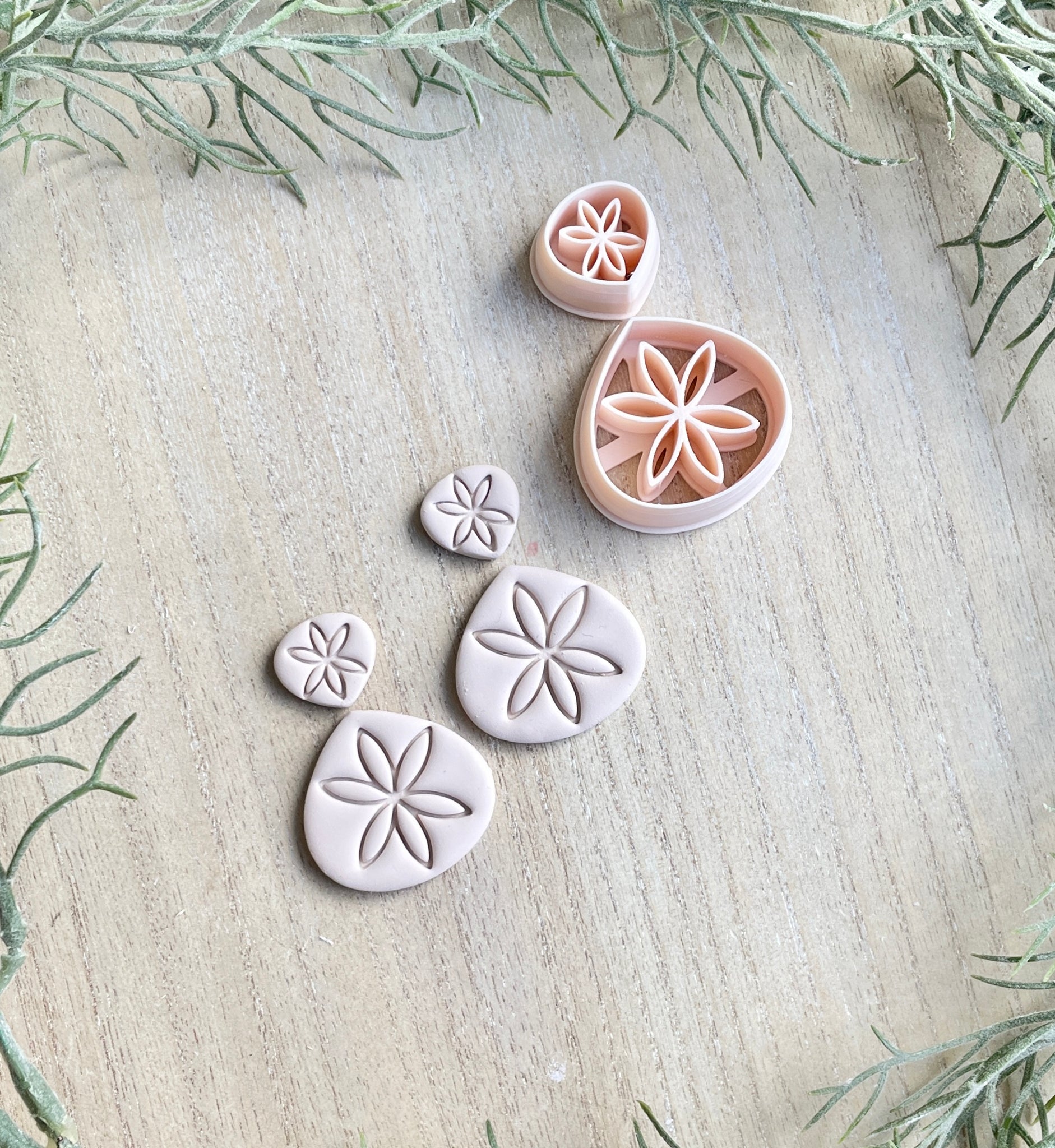 Lila flower detail cutter set