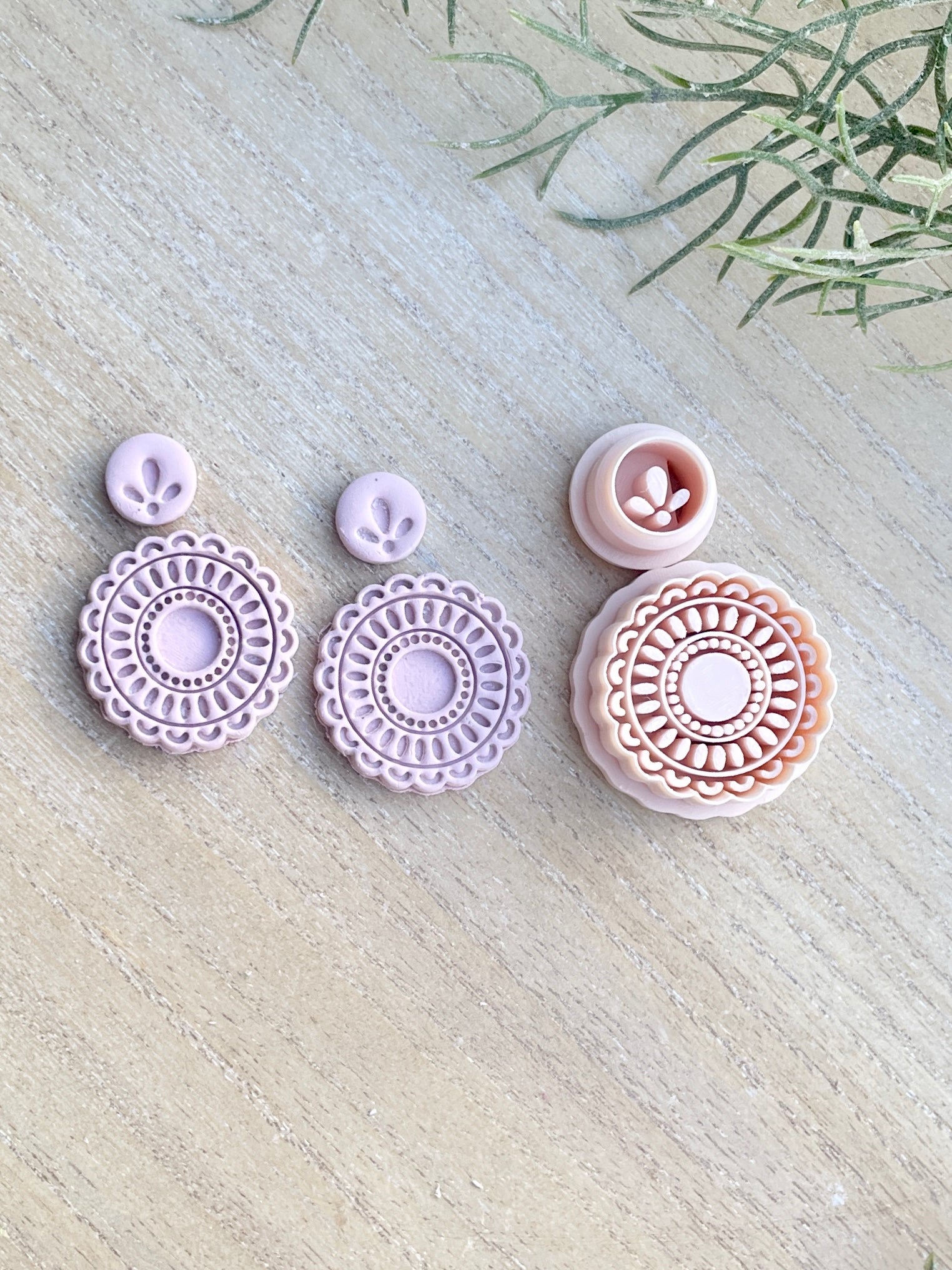 Paloma lace detailed cutter set