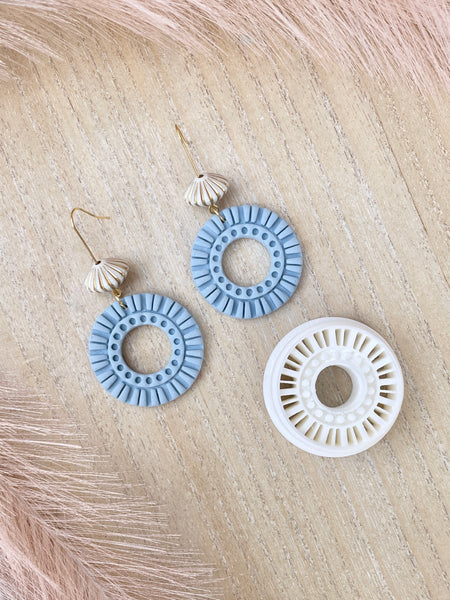 Kara detailed hoop shape