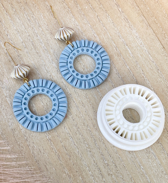 Kara detailed hoop shape