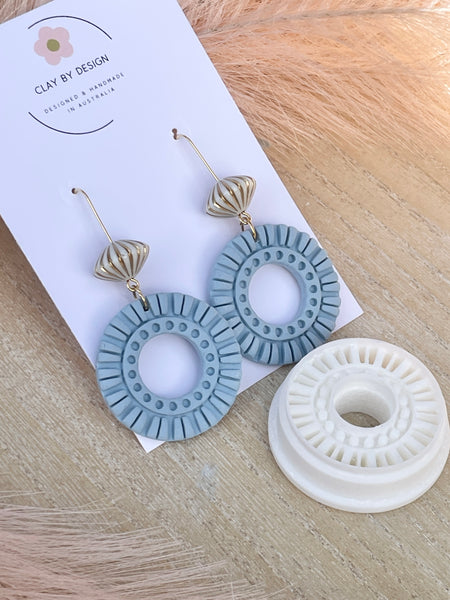 Kara detailed hoop shape