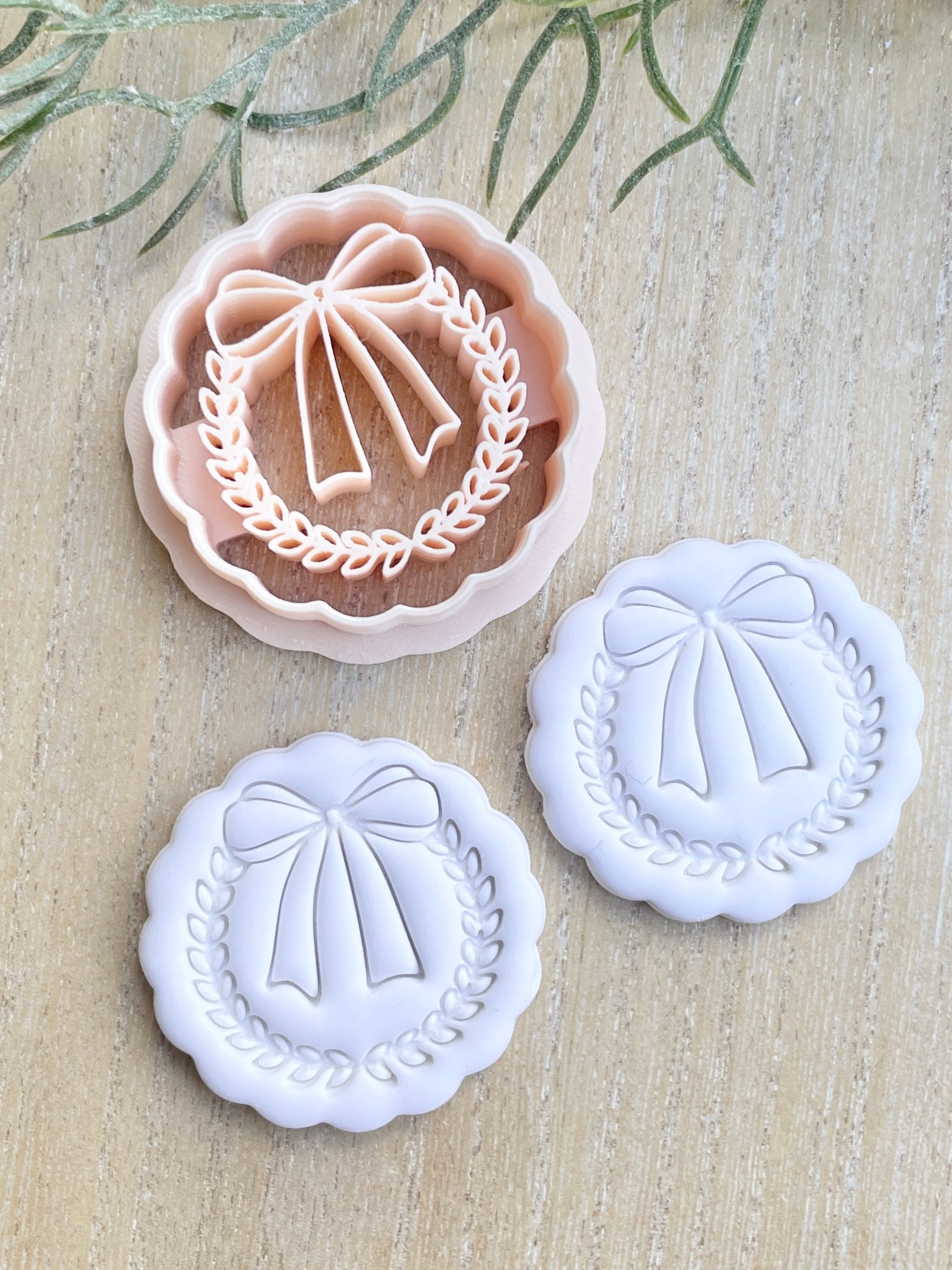 Bow wreath scallop cutter