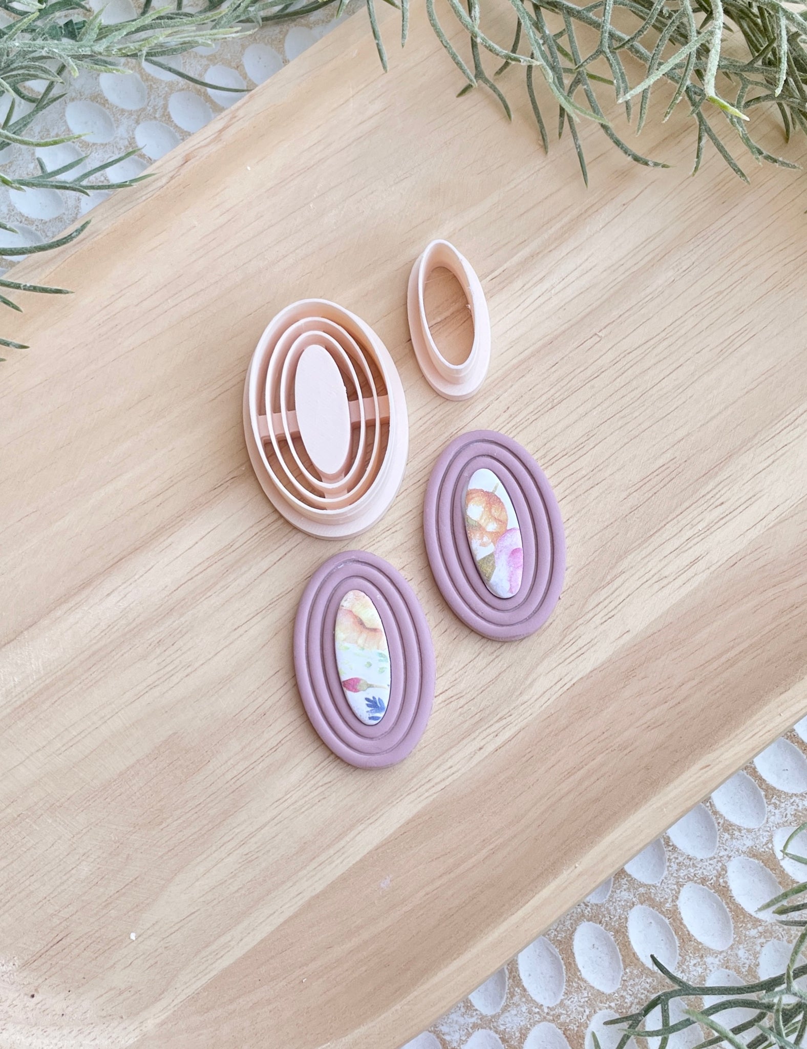 Long Oval lined bezel set border lines