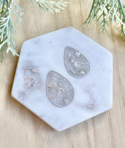 Frosted silver ginkgo detail drop charms x 4