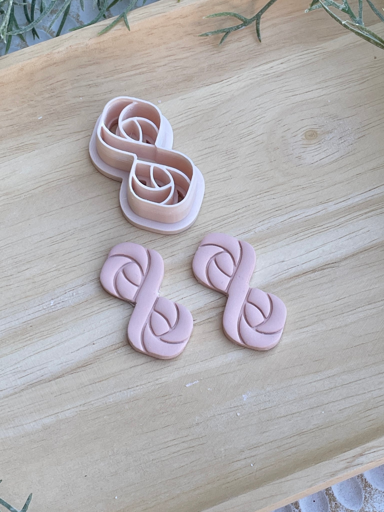 Infinity Knot cutter