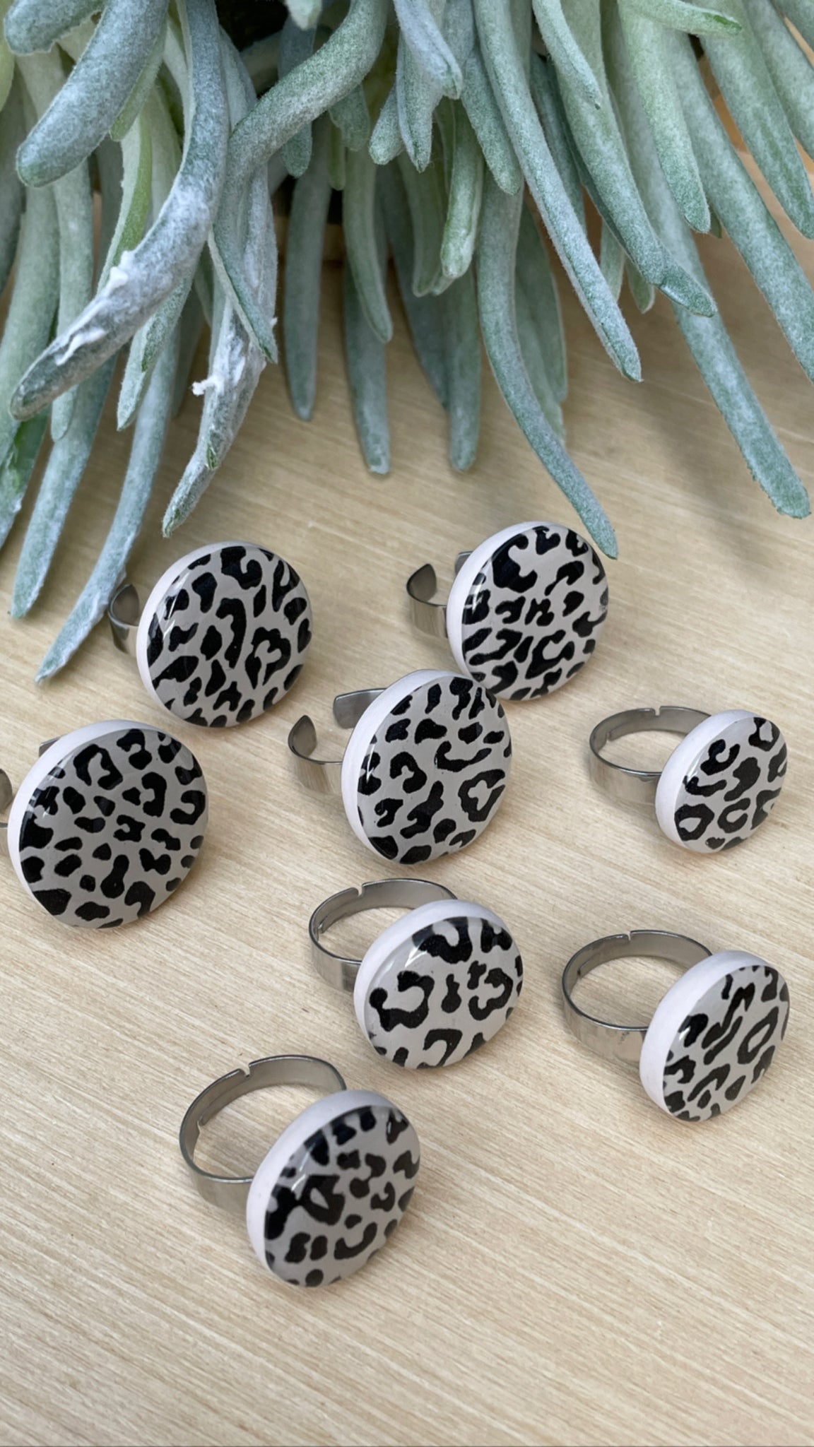 Leopard resin coated adjustable rings - Small 2cm